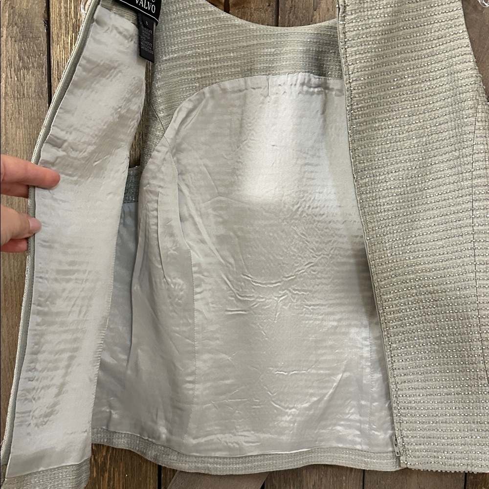Carmen Marc Valvo Sleeveless Metallic Silver Grey Beaded Blouse Size 8 - Picture 12 of 14